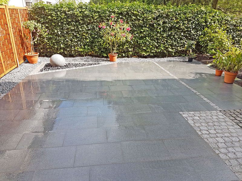 Terrassenbau mit Granitplatten und Granitkugel