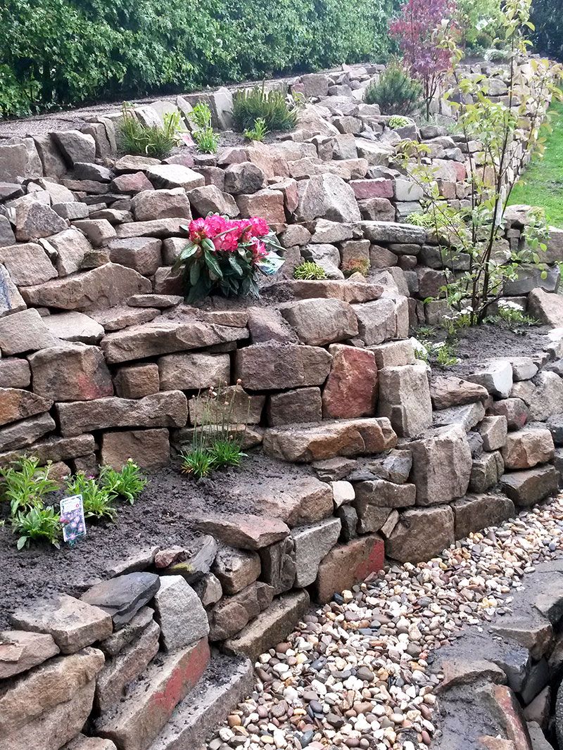 Höhenunterschied mit Trockenmauer aus Ruhrsandstein