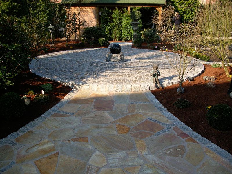 Terrasse mit Quarzit-Polygonalplatten und Granitpflaster