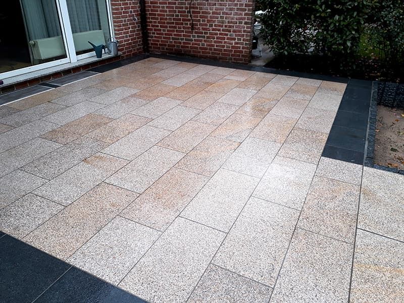 Terrassenbau mit gelben Granitplatten und Basaltplatten